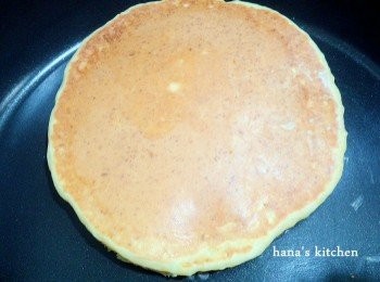 step6: 大概像上面圖片那種狀態之後,翻開一點看是否已上色到焦糖金黃色後就可翻面, 兩面都呈焦糖金黃色後即完成,