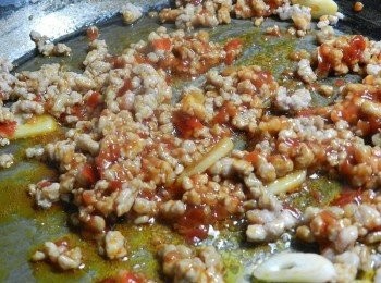 step2: 加入豆瓣醬、糖，還有一至二大匙的水