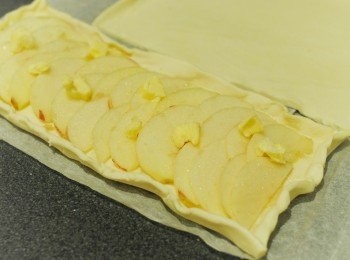 step3: 在蘋果片上再灑少許白砂糖及切小塊的牛油（可以省略）放入已預熱220度焗爐，焗15至20分鐘，至金黃色