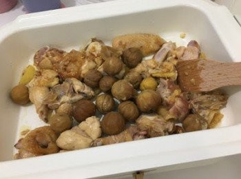 step7: 灒一點紹酒後, 再加入栗子快炒, 加點蠔油及水關蓋炆煮5-8分鐘