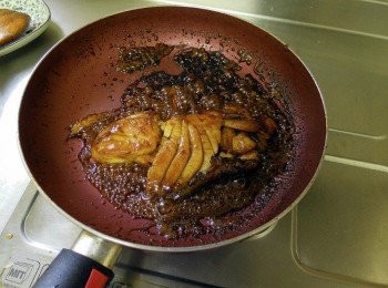 step4: 以大火煮開後轉小火，煮至濃稠後再放入煎好的石斑即可。