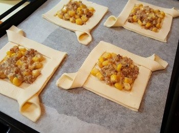 step8: 將叉燒青醬在酥皮中央。