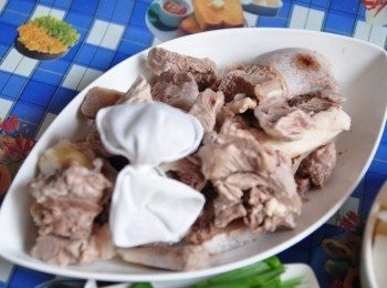 step2: 稍微將川燙的牛肉及牛大骨沖洗，並準備牛肉飯送的滷包1個