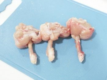 step3: 小雞腿的部分~~ 沿著骨頭把肉給剔開..我是用剪刀一邊剪一邊剔開!! 不要完全剪開喔...骨頭和肉仍是連在一起的喔!! 就像這樣把肉給往上撥開來~~ (有點像撥頭髮那樣~~)