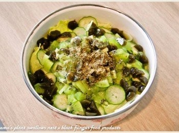 step4: 隨後陸續添加蘋果醋、檸檬汁、橄欖油、黑胡椒粒與羅勒葉等調味<span class="group_1">食材</span>。