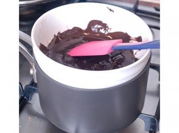step3: 將巧克力切成小塊，用隔水加熱，把巧克力完全溶化，待涼備用