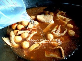 step12: 原鑊加入魚蛋及牛栢葉拌勻 , 再加入調味料及1杯水份量拌勻