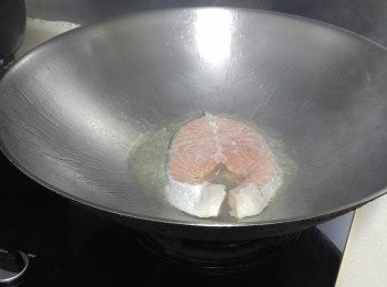 step2: 燒熱油鑊，下油落魚，中火煎。