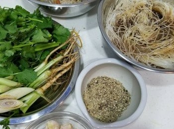 step2: 先將大蝦頭部尖端，蝦腳，蝦鬚剪去，挑蝦腸洗淨抹乾備用。
芫荽洗淨，切段，芫荽尾都要留用; 香茅切片。
黑胡椒用壓碎; 小蒜頭仔洗淨，拍扁