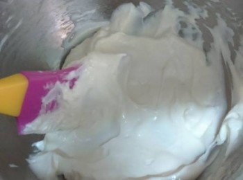 step9: 忌廉芝士放入盆中，隔熱水助溶，用刮刀拌至軟身