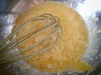 step1: 先將雞蛋及糖拌勻