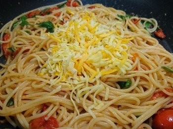 step9: 待鍋底的水份收乾後，灑上乳酪絲，蓋上鍋蓋，熄火。