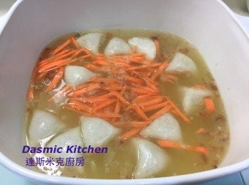 step5: 依序加入胡蘿蔔絲、 茼蒿、 香菇， 煮約30秒