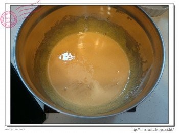 step2: 蛋黃, 砂糖加入碗中, 用打蛋器打至顏色變淡。