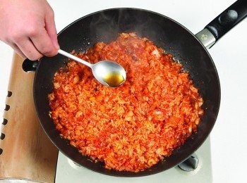 step9: 再次以大火快炒，再放入香油¼ 大匙。