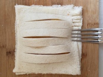 step8: 麵包邊掃少許粟粉水，用叉子壓實邊緣令兩塊麵包黏貼一起，