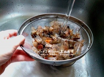 step3: 蝦頭蝦殼沖洗乾淨及瀝乾