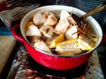 step5: 再加入豬腩肉及粉葛拌勻 , 繼續用中火煲10分鐘