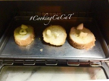 step2: 把蒜粒開二，擦在已切片的法包上，再掃上橄欖油，放入焗爐焗脆。