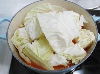 step6: 加入高麗菜一起煮~~ 這時候我有蓋上蓋子..這樣比較快滾:)