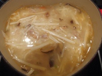 step6: 煮至個人喜歡的程度(台式鹹粥偏向帶有米飯顆粒的粥,不像廣東粥綿密濃稠的口感),加入鹽及胡椒粉做調味。