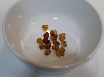 step1: 桃膠、雪蓮子、用水浸發至軟身
(桃膠浸發前)