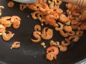 step2: 先爆炒蒜頭，然後嗅到香味後，加入蝦米中火炒2分鐘。再加入XO醬和調味料炒香約1分鐘，然後倒出來放至稍涼備用。