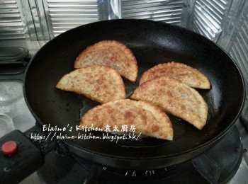 step10: 鑊中加油燒熱 , 放入餃子用慢火慢慢煎至兩面金黃色