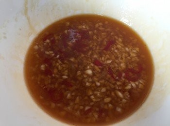 step1: 先將調味料，蒜蓉，指天椒碎拌勻