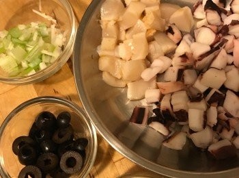 step1: 八爪魚切粒, 拖水備用, 帶子乾煎后切粒備用, 黑橄欖切片, 蒜頭切粒