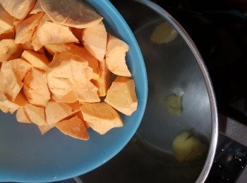 step4: 加入蕃薯煮滾後,再轉細火煮10分鐘
