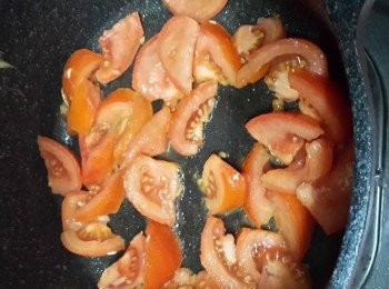 step4: 原鍋再加入適量油燒熱氣、倒入蕃茄炒至軟身