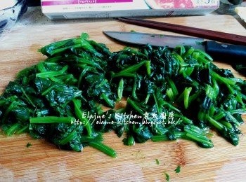 step4: 蓋上蓋用中火煮3分鐘至軟身 , 盛起菠菜靜待5分鐘待涼後切碎