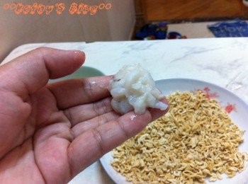 step2: 先墨魚蝦滑搓成球狀~