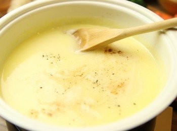 step6: 直到芝士完全融化（不要讓芝士煮沸），加黑胡椒和肉豆蔻調味。