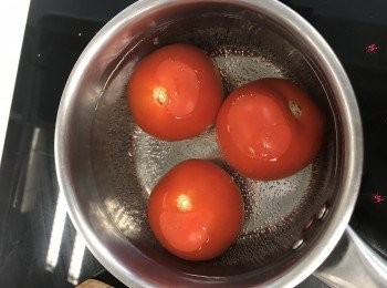 step1: 蕃茄洗淨, 用刀底部𠝹十字，放下已煮滾的水約1分鐘。過冷河。然後將蕃茄去皮切粒備用 。