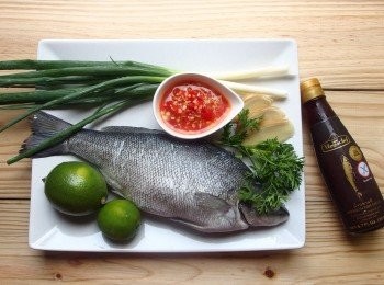 step1: 準備材料。將魚清洗後,用廚房專用紙巾將魚肚裡都要擦拭乾。事先準備好滾水沸騰的蒸鍋或大同電鍋,蒸爐皆可。