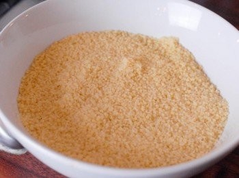 step2: 用100毫升沸水，加少許鹽，然後加入couscous，加蓋燜軟約5分鐘，水份會被吸乾，備用