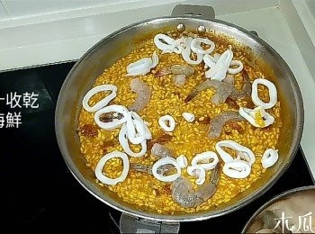 step5: 直至湯汁收乾後，飯面放上海鮮，加蓋焗5分鐘