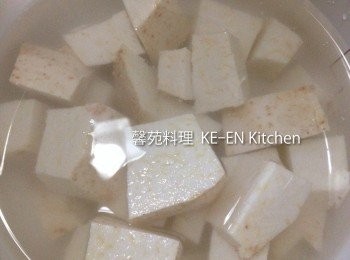 step1: 芋頭切塊放入鍋內加入300cc的水煮至芋頭熟爛