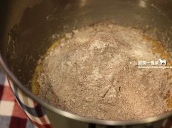 step4: 中筋麵粉+小蘇打粉+無糖可可粉一起過篩混合後，再倒入盆中稍微攪勻。（稍微留有粉粒沒關係，加入巧克力豆會再拌一次，所以別攪打過頭，以免影響口感喔！）