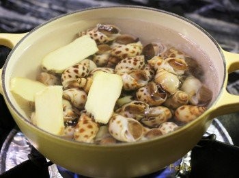 step2: 鍋內加水煮滾，放入薑片和紹興酒煮半分鐘，下花螺煮2-3分鐘。