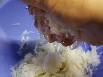 step4: 然後將蘿蔔絲揸乾水份,水不要