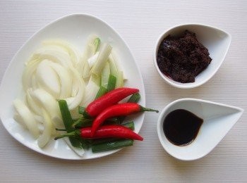 step2: 洋蔥切絲,青蔥切段。
