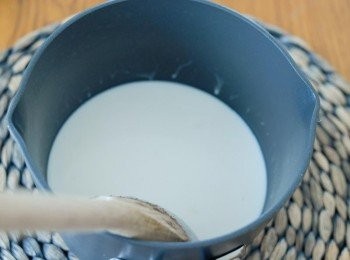 step3: 用另一個煲內，將椰汁和20克糖，用中火煮至糖溶化