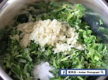 step2: 將細薑末和鹽放入蔥花中拌勻。
