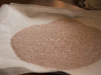 step6: 取出，工作面鋪上牛油底，放上整個麵團，上面放另一張牛油紙，用麵棍或任何圓柱體物件平均擀至3-4mm厚