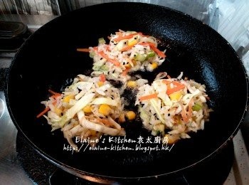 step7: 鑊中加少許油燒熱 , 逐一將適量的材料放入鑊中