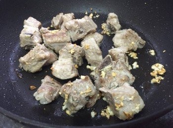 step4: 鑊加少許油，放入蒜蓉，排骨一起爆至排骨微黃及蒜蓉有香味