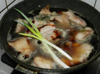 step4: 加入調味料與2根蔥下去燉煮，滾後轉小火慢煮